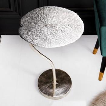 Estila Art-deco štýlový príručný stolík Zapalota z kovu v tvare listu v striebornej farbe 40cm obrázok