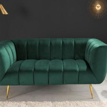Estila Art deco zamatová dvojsedačka Vermont v smaragdovej zelenej farbe s opierkami na ruky na zlatých nožičkách 165cm obrázok