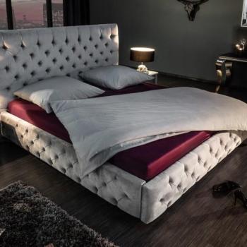 Estila Chesterfield čalúnená posteľ Kreon II so sivým zamatovým poťahom a vysokým čelom 190cm obrázok