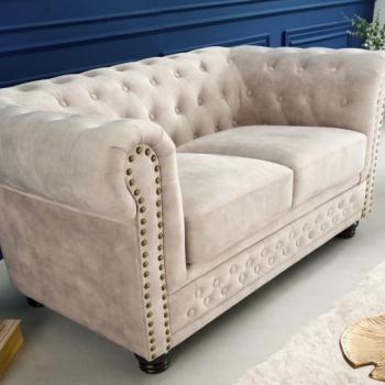 Estila Chesterfield dvojsedačka Contessa so zamatovým čalúnením v svetlej farbe šampanského s masívnymi nožičkami 150cm obrázok