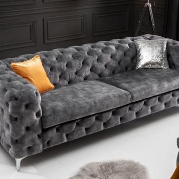 Estila Chesterfield luxusná sedačka Modern Barock v tmavosivej farbe so zamatovým poťahom 240cm obrázok