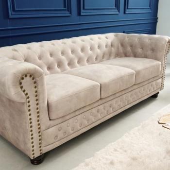 Estila Chesterfield sedačka Contessa do obývačky v svetlej farbe šampanského s drevenými nožičkami 200cm obrázok