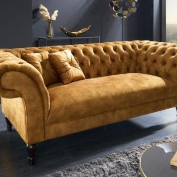Estila Chesterfield sedačka Contessa so zamatovým čalúnením v horčicovo žltej farbe s vyrezávanými drevenými nožičkami 225cm obrázok