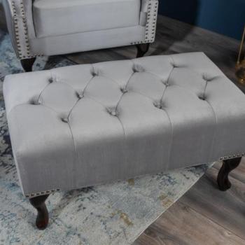 Estila Chesterfield taburet Maldon zo zamatu obrázok