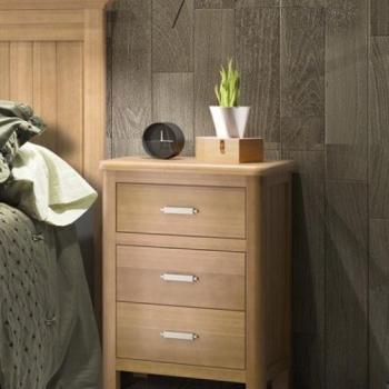 Estila Luxusný moderný nočný stolík do spálne Cerdena z masívneho dreva s troma zásuvkami 68 cm obrázok
