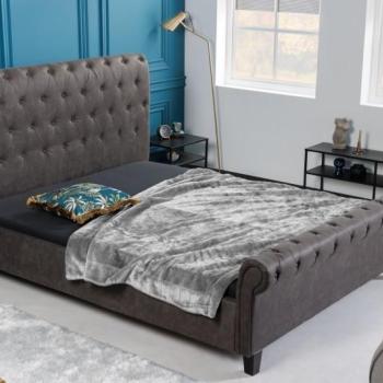 Estila Moderná manželská posteľ Gambino s tmavosivým Chesterfield čalúnením a čiernymi drevenými nožičkami 225cm obrázok