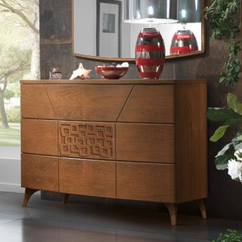 Estila Moderná talianska komoda Varietty z masívneho hnedého dreva s tromi zásuvkami s vyrezávaním na nožičkách 125cm obrázok