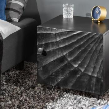 Estila Moderný masívny nočný stolík Cumbria s vyrezávaným čiernym povrchom 50cm obrázok