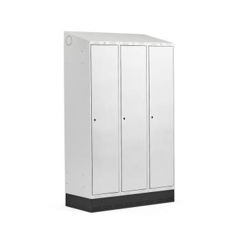 Šatňová skrinka CLASSIC, so soklom, 3 sekcie, 2050x1200x550 mm, šedá obrázok