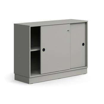 Skriňa s posuvnými dverami QBUS, 1 polica, so soklom, s madlom, 868x1200x400 mm, svetlošedá obrázok