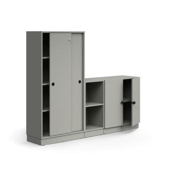 Uzamykateľná skriňa QBUS + 2 otvorené priehradky, so soklom, 1636x2000x420 mm, svetlošedá obrázok