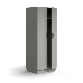 Uzamykateľný šatník QBUS, s tyčou na vešiaky, so soklom, 2020x800x570 mm, svetlošedá obrázok